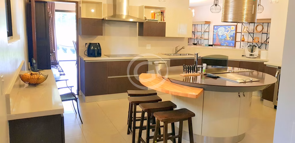 Venta Embassy Club Amplia Casa Diplomat Remodelada 5 hab. Oportunidad