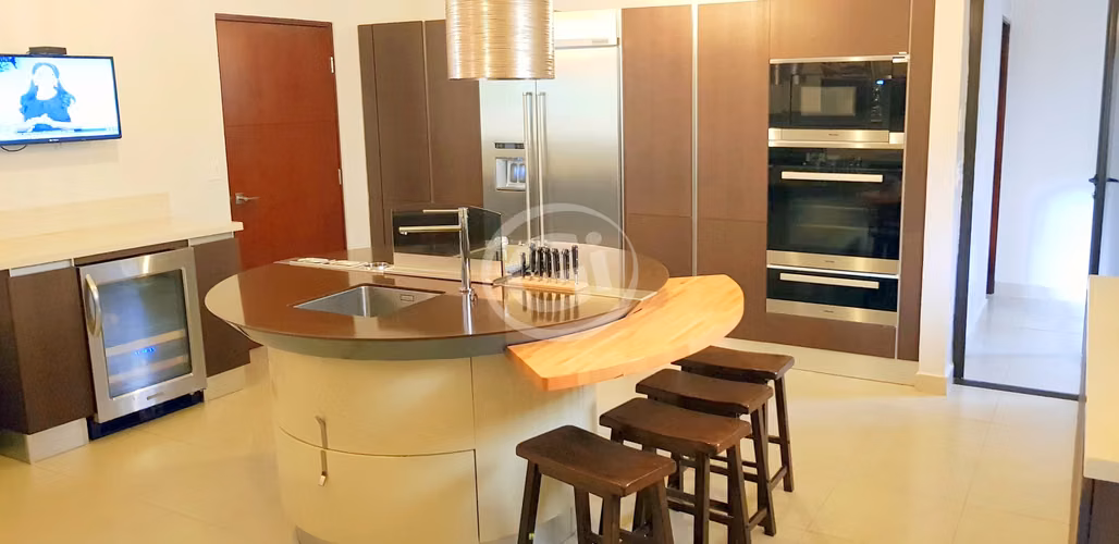 Venta Embassy Club Amplia Casa Diplomat Remodelada 5 hab. Oportunidad