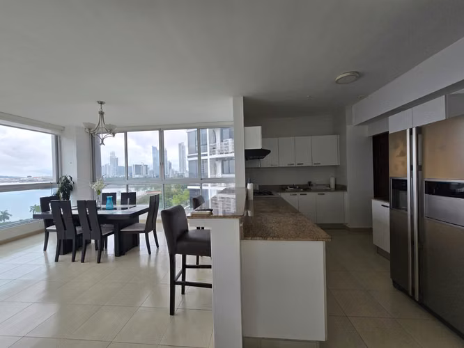 Apartamento en Venta en Avenida Balboa | Vista al Mar | 138 m² | $270,000  Descripción: