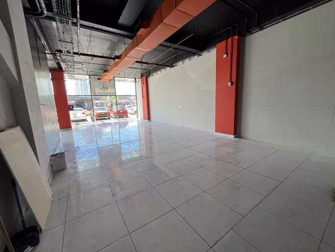 Local Comercial de 90mts2 en Plaza con Parking Techado - Vía Porras | GALT