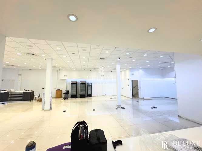 ALQUILER DE LOCAL COMERCIAL EN PLANTA BAJA EN PLAZA SANTA ELENA STRIP, SAN FRANCISCO (20)