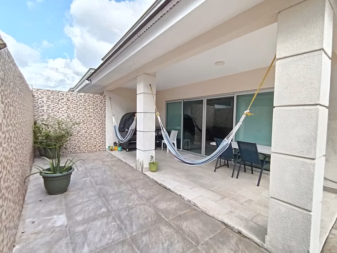 VENDO IMPECABLE CASA EN ALTOS DEL PARQUE
