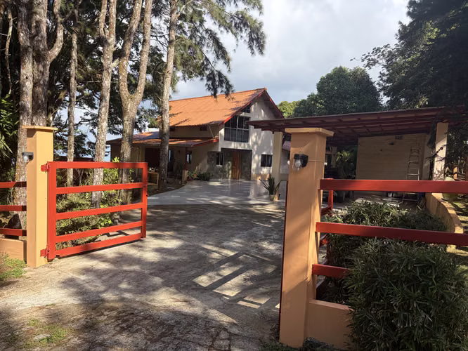 Se vende Linda Casa con una vista privilegiada a la ciudad y al mar