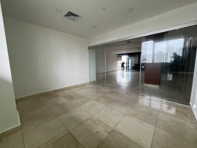 Local Comercial de 103mts2 en Plaza con Parking Techado - Vía Porras | GALT
