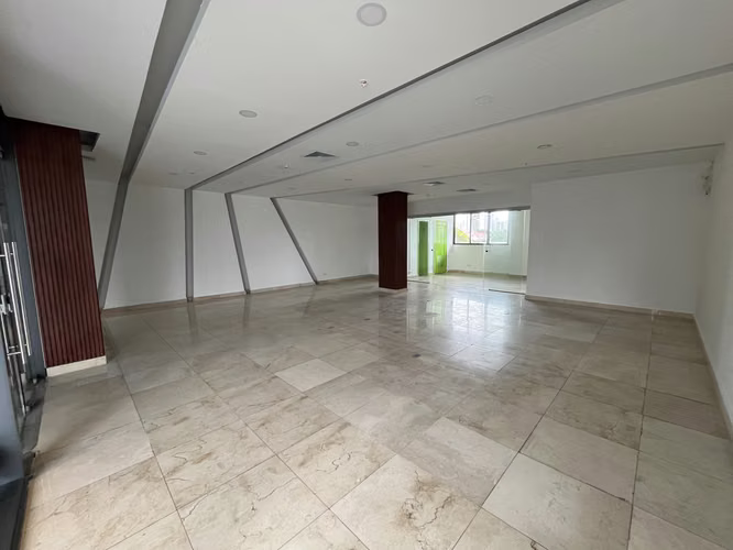 Local Comercial de 103mts2 en Plaza con Parking Techado - Vía Porras | GALT