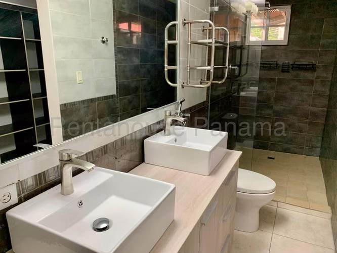 Casa en Venta en PH DORADO LAKES Condado del Rey 27AECC590