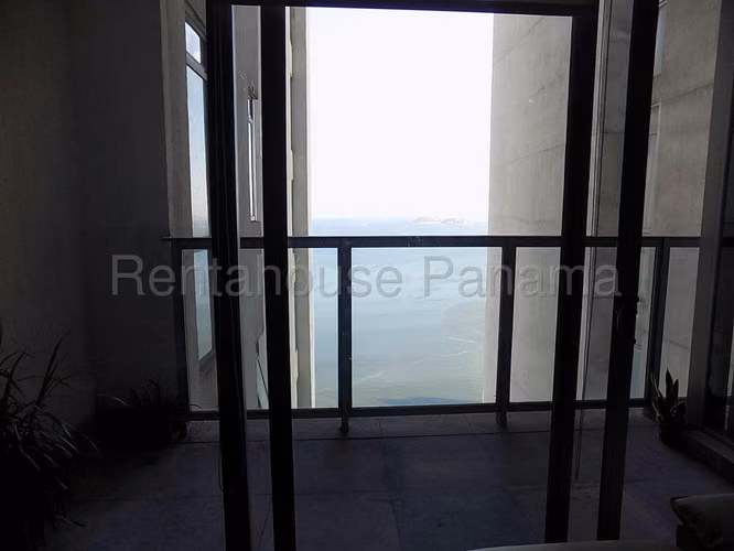 Se Alquila Apartamento en Avenida Balboa YDU