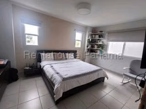 Alquiler de Casa con 164m2 en Brisas del Golf PH Victoria 27-552SR