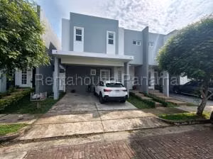 Alquiler de Casa con 164m2 en Brisas del Golf PH Victoria 27-552SR