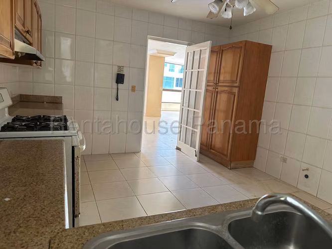 Venta de Apartamento en Punta Pacifica Ph Courtyard View EC
