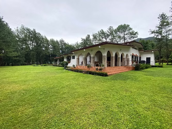 Exclusiva Residencia con Cabaña de Invitados – El Valle de Antón