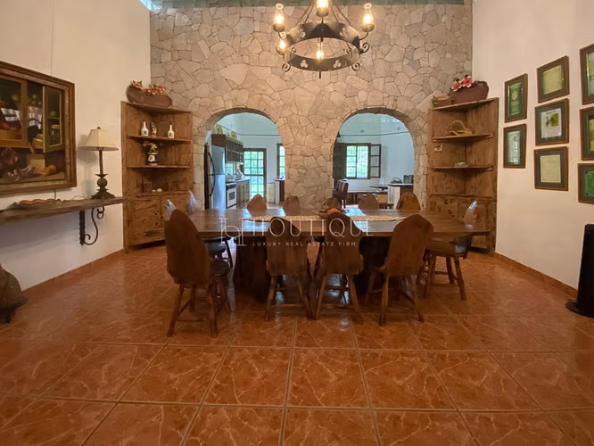 Exclusiva Residencia con Cabaña de Invitados – El Valle de Antón