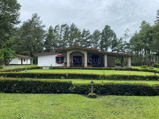 Exclusiva Residencia con Cabaña de Invitados – El Valle de Antón