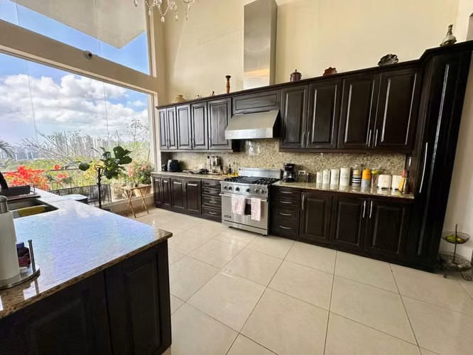 Residencia de Lujo de 6 Niveles con Vista Panorámica a Toda la Ciudad de Panamá