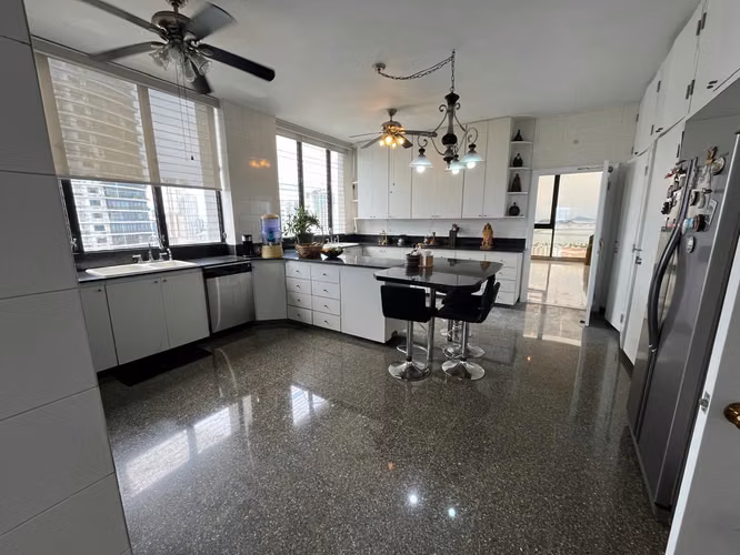 Se vende Apartamento en PH Torre de la Cresta, Bella Vista