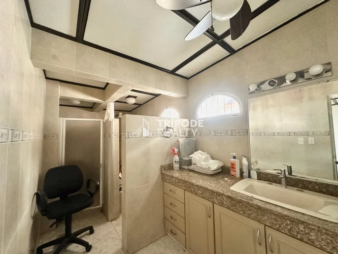 Casa comercial en venta Los Angeles con paneles solares