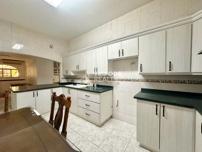 Casa comercial en venta Los Angeles con paneles solares