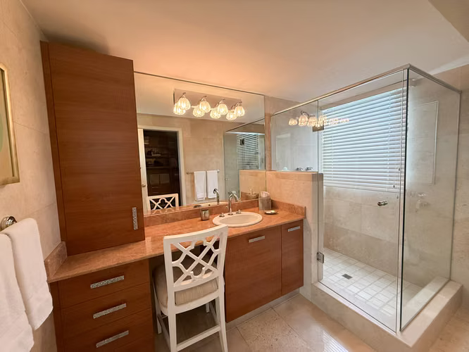 Apartamento de Lujo en Arboleda con Acceso Directo al Parque Omar