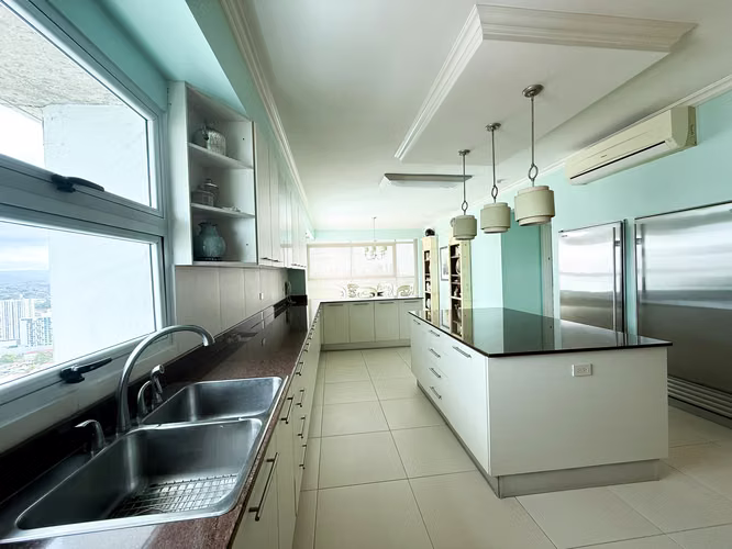 Apartamento de Lujo en Arboleda con Acceso Directo al Parque Omar