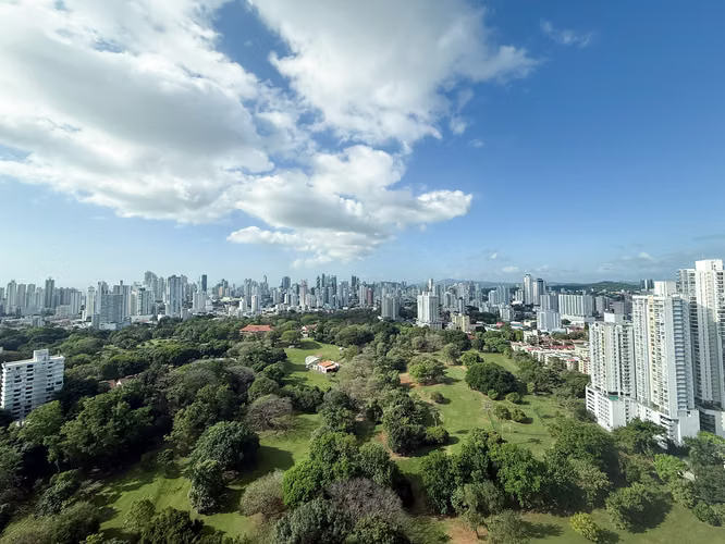 Apartamento de Lujo en Arboleda con Acceso Directo al Parque Omar
