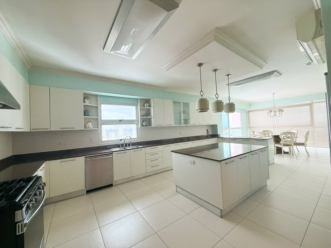 Apartamento de Lujo en Arboleda con Acceso Directo al Parque Omar