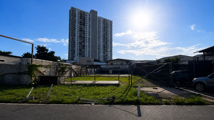 Terreno Comercial en Alquiler – Parque Lefevre