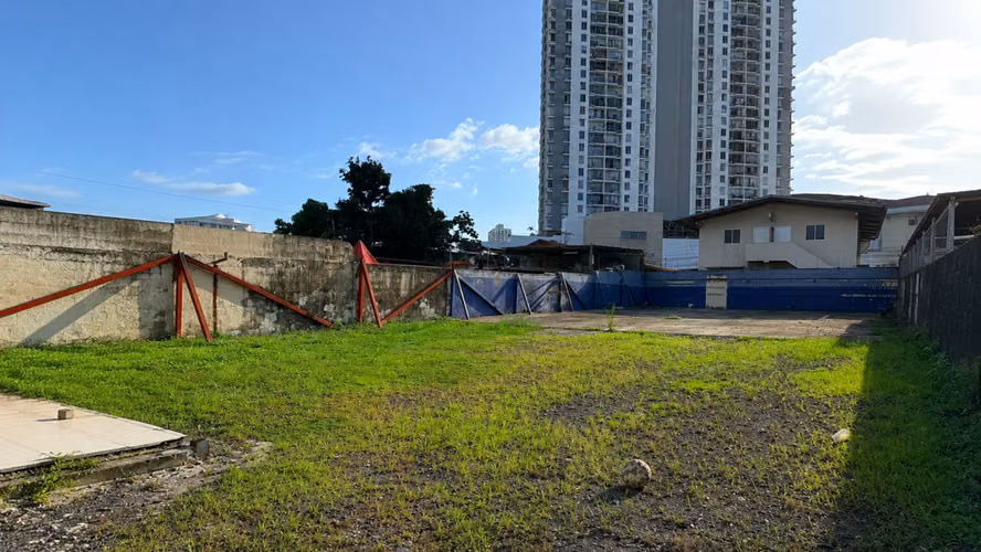 Terreno Comercial en Alquiler – Parque Lefevre
