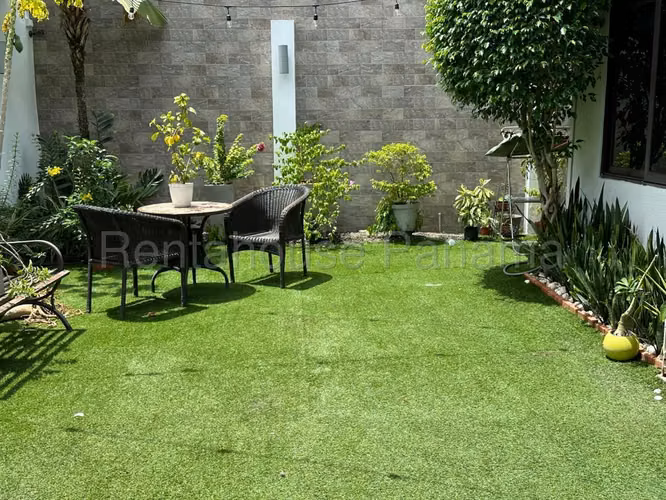 Se Vende Casa en Versalles LA27-610