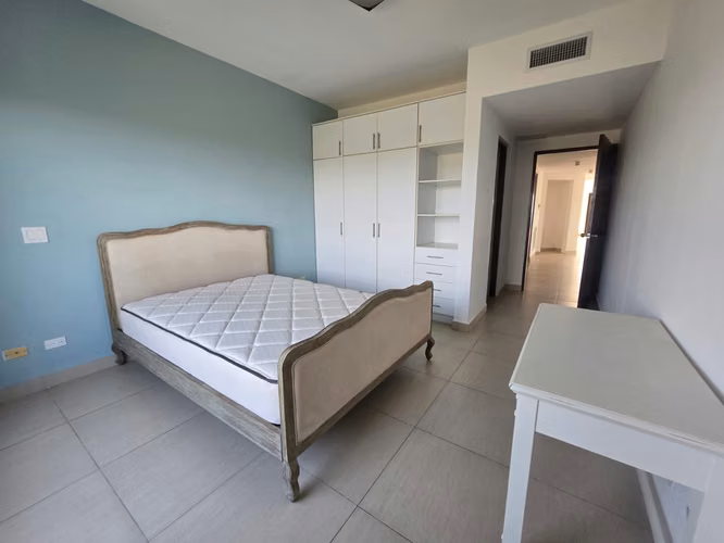 VENDO APARTAMENTO. VISTA MAR. LAS OLAS. PLAYA. GOLF. MARINA. BUEN PRECIO.