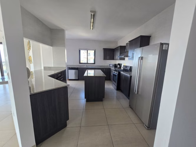 VENDO APARTAMENTO. VISTA MAR. LAS OLAS. PLAYA. GOLF. MARINA. BUEN PRECIO.