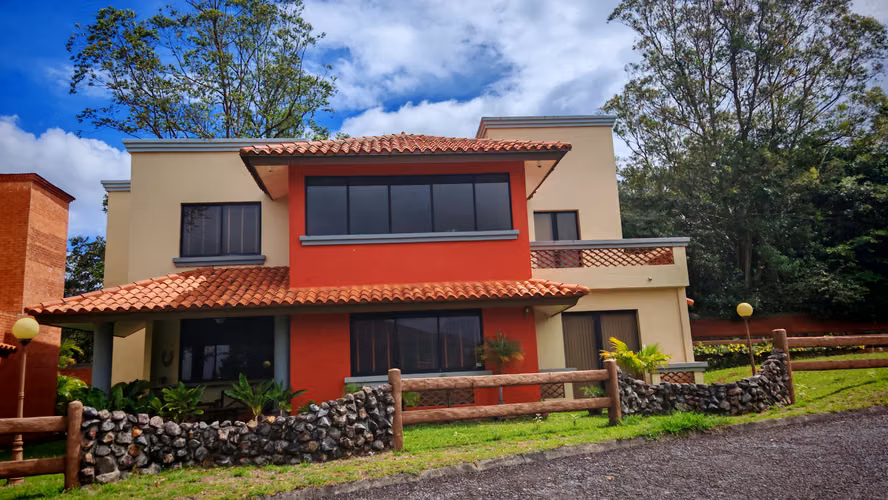Villa de Lujo Amueblada con Vistas al Volcán y al Océano en Boquete