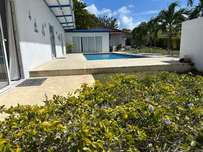 Se vende casa y terreno, en Coronado