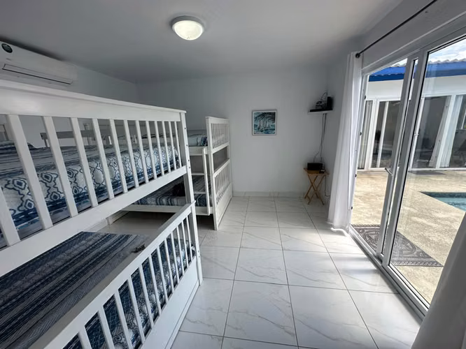 Se vende casa y terreno, en Coronado