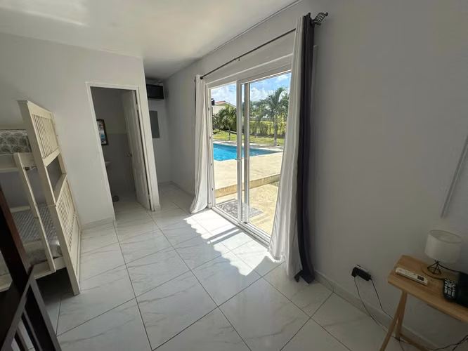Se vende casa y terreno, en Coronado