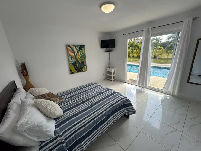 Se vende casa y terreno, en Coronado