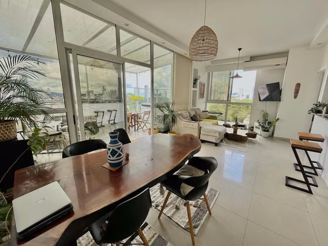 En venta - Acogedor apartamento a pasos del Parque Omar con jacuzzi y Sauna.