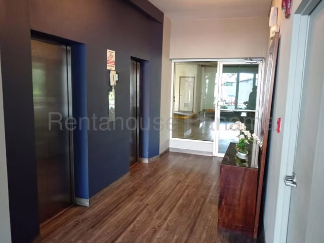 Venta de Apartamento en PH Hyde Park: 121m² con Vista Directa al Parque Omar  - 27GP565