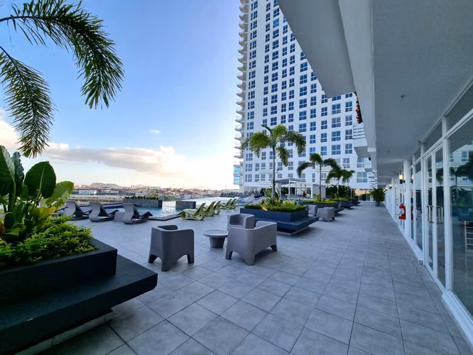 Venta Apartamento Listo para Alquilar en The Sands Piso Alto. La mejor Vista al Mar