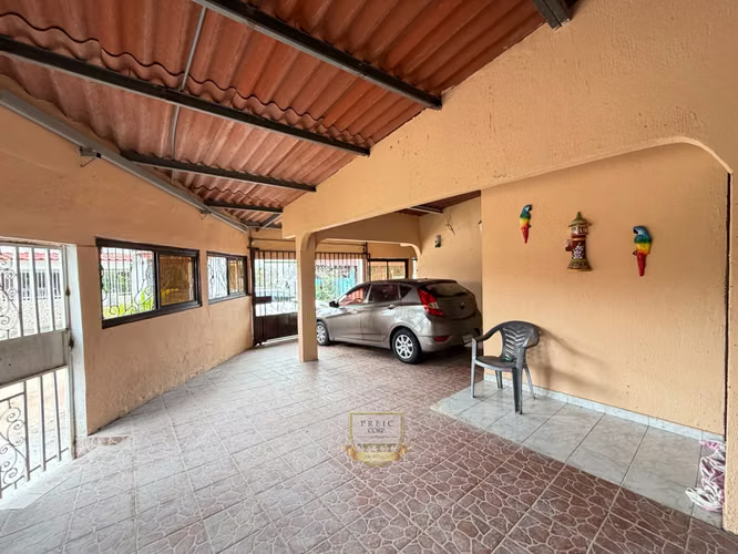 VENTA DE CASA DE ESQUINA EN DON BOSCO