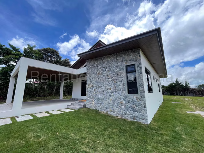 Se Vende Casa en Alto Boquete YDU