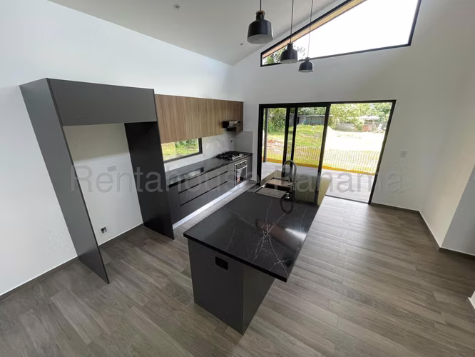 Se Vende Casa en Alto Boquete YDU