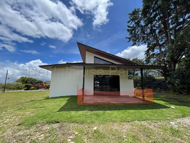 Se Vende Casa en Alto Boquete YDU