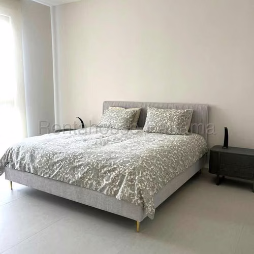 Apartamento amoblado en venta en Santa María PH Village Center