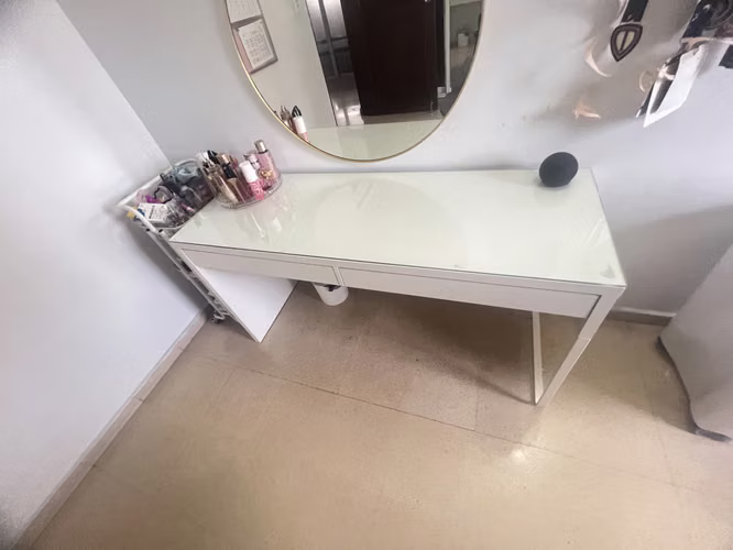 Vanity Moderno Blanco con Espejo Dorado y Sobre de Vidrio - Imagen 3