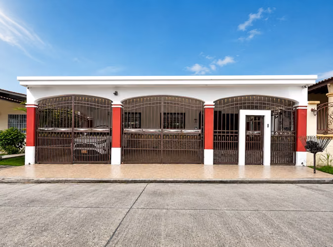 Casa Remodelada 4 Habitaciones en Brisas del Golf — 300 m² | Garaje T…