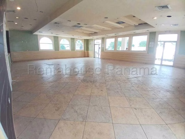 Alquiler de Local Comercial Drive Thru en Brisas del Golf 26SPCG6649