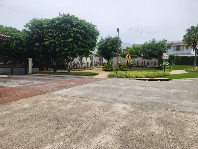 Paseo del Norte,  PH Aventura