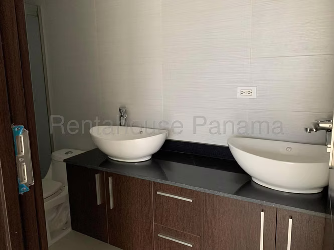 Se Alquila Apartamento en El Cangrejo LA27-691