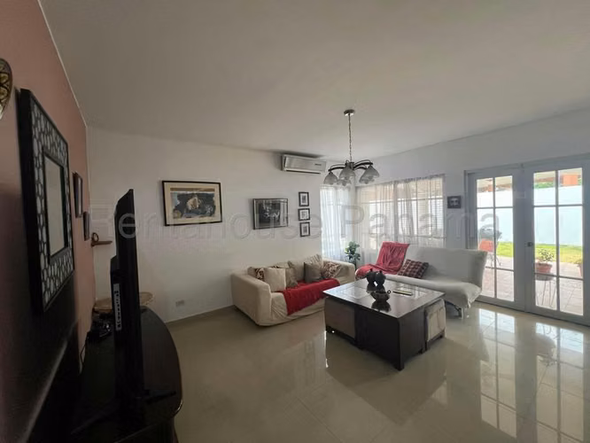 Casa en venta en Costa del Este PH Palmeras del Este