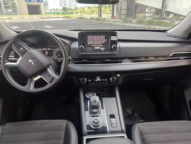 Vendo Mitsubishi outlander AWD año 2024 34000km